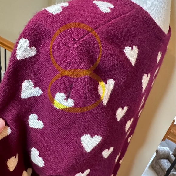 Neiman Marcus, Cashmere sweater, burgundy w/ white hearts, size L - Picture 6 of 9